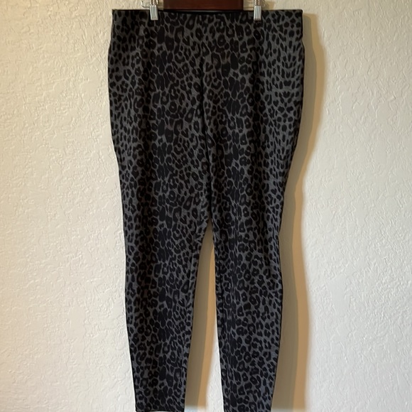 Boston Proper | Leopard Ponte Legging Heather Grey - Picture 4 of 11